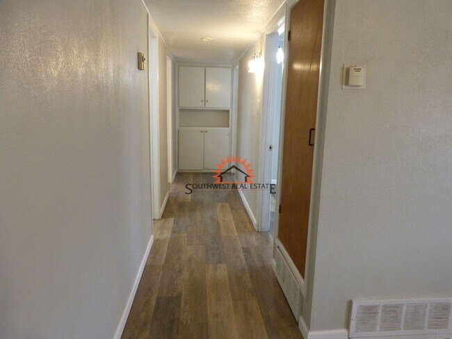Building Photo - 700 W Manana Blvd
