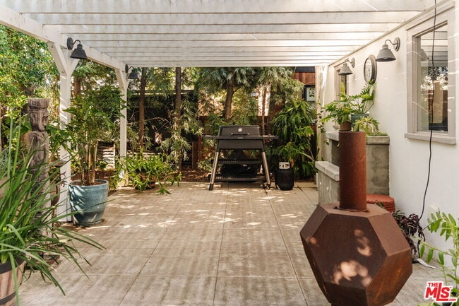 Building Photo - 2027 Canyon Dr