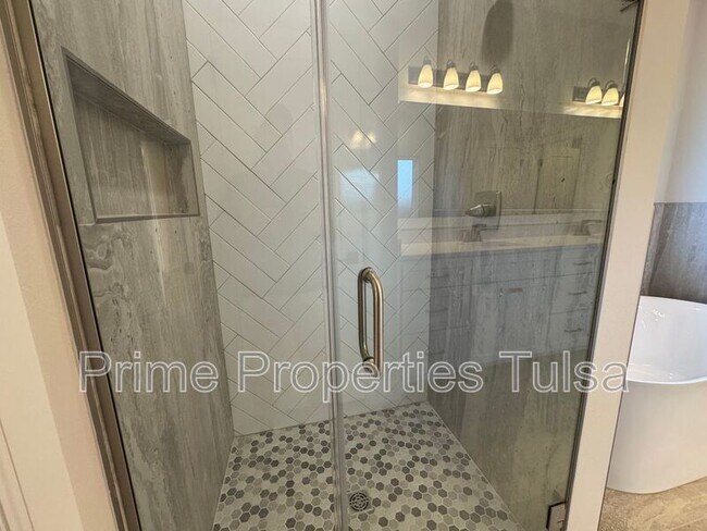 Building Photo - 1102 E Delmar Pl