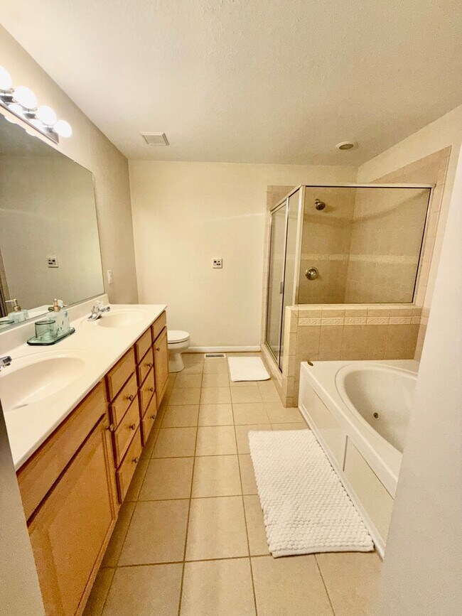 Building Photo - 3BD/3.5 Condo with Garage & Backyard in Shadowlawn! Blocks to the Beach! AVAILABLE NOW!
