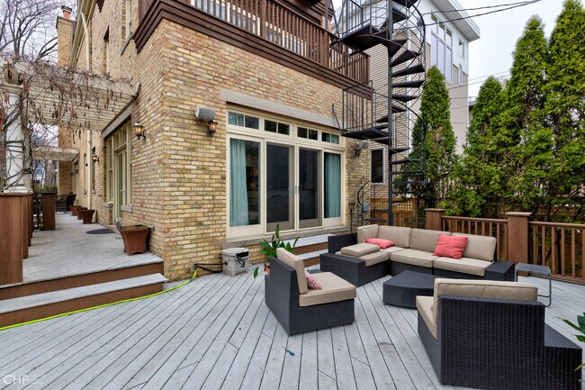 Building Photo - 2663 N Marshfield Ave