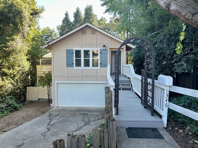 Primary Photo - Nice 3 bedroom, 2 bath Home located in his...