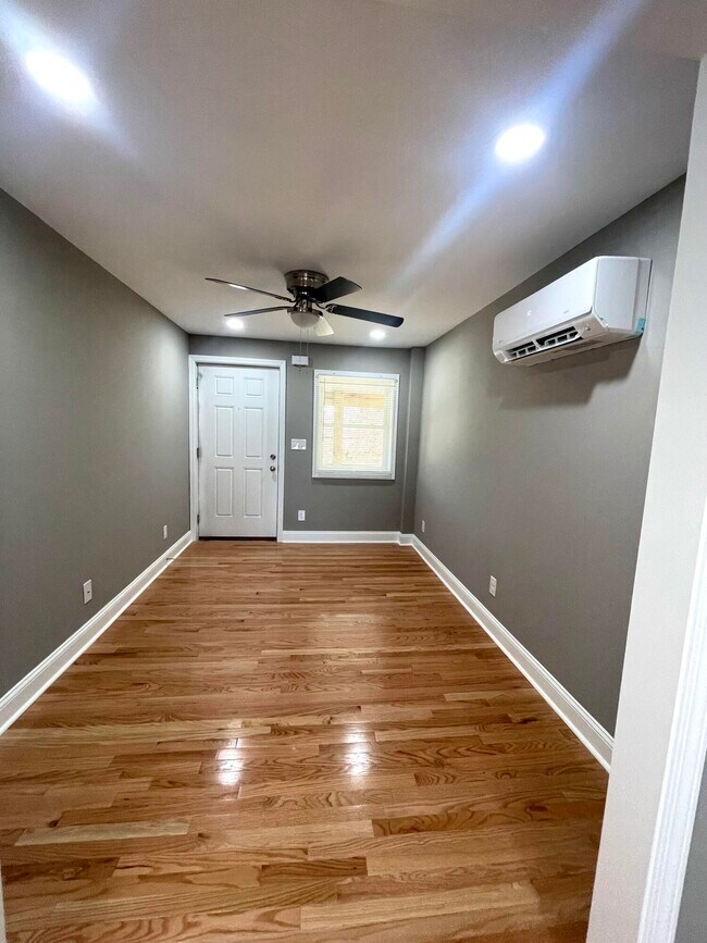 Building Photo - 402 Gunn St