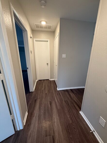 Building Photo - 210 Shrum Ct