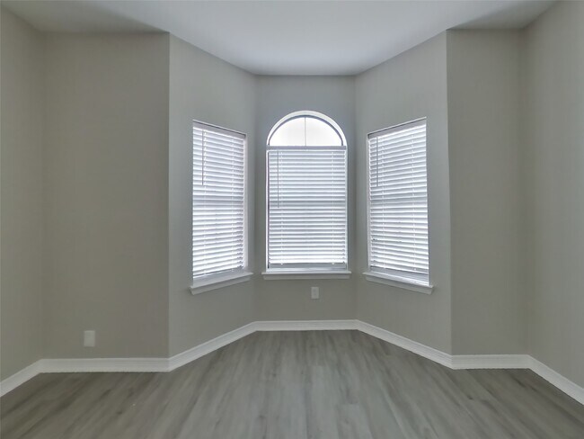 Building Photo - 8026 N Tarrytown Crossing Dr