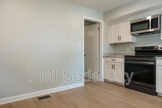 Building Photo - 2401 Truax Ln