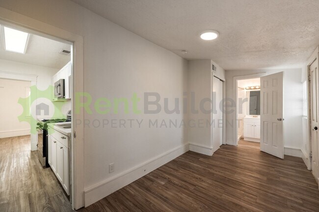 Building Photo - PERFECT HOME FOR STUDENTS OR PROFESSORS IN THE UNM AREA!!