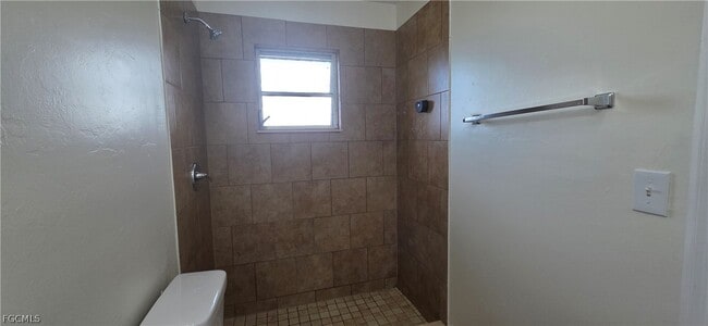 Building Photo - 1415 NE 8th Terrace