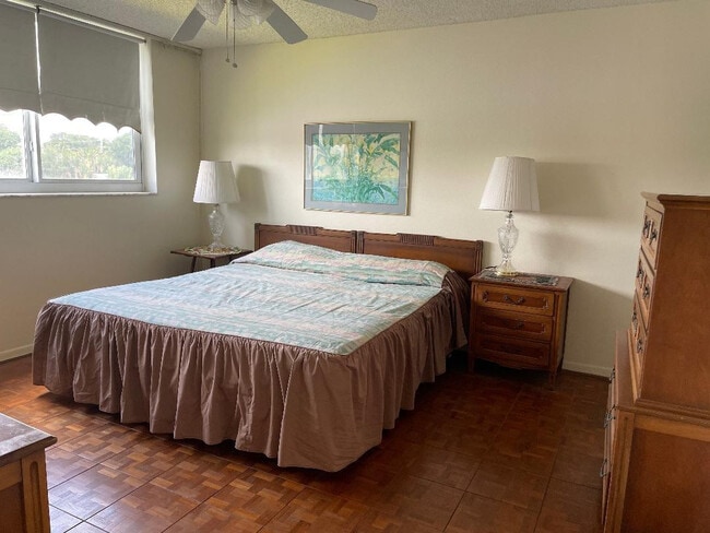 Building Photo - 9423 S Hollybrook Lake Dr