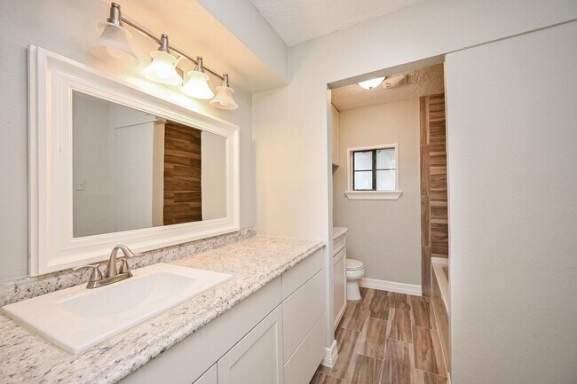 Building Photo - 15723 Creekhaven Dr