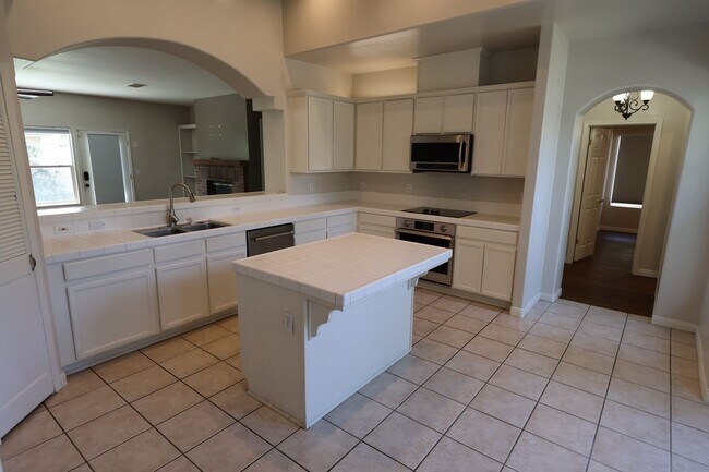 Building Photo - Beautiful home with paid Solar in Seven Oaks!