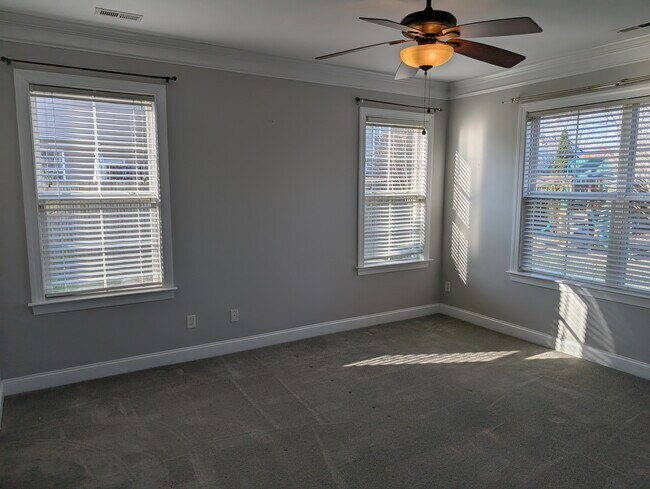 Building Photo - 6 Maxim Ct