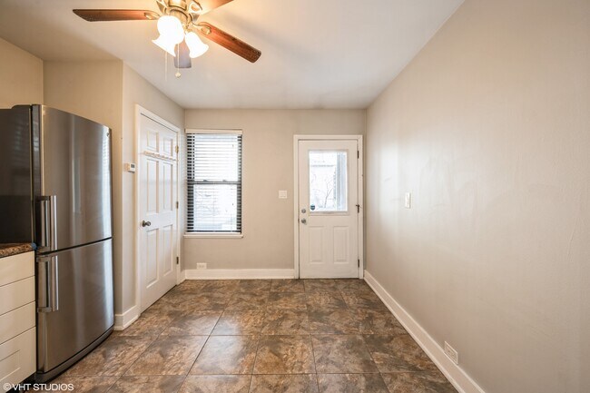 Building Photo - 2116 W Lyndale St