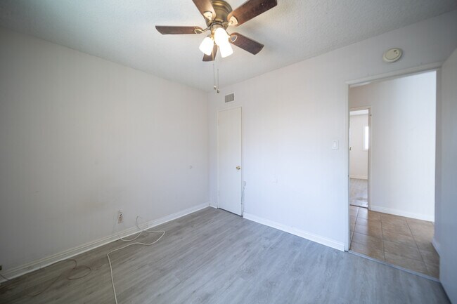 Building Photo - 118 E Shady Grove Dr