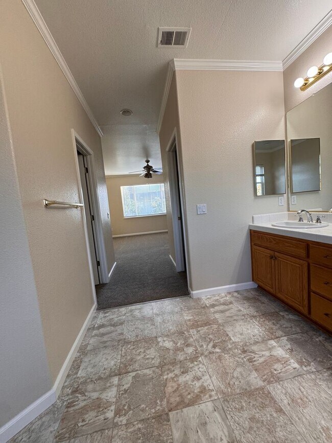 Building Photo - Freshly Painted 4-Bedroom Home