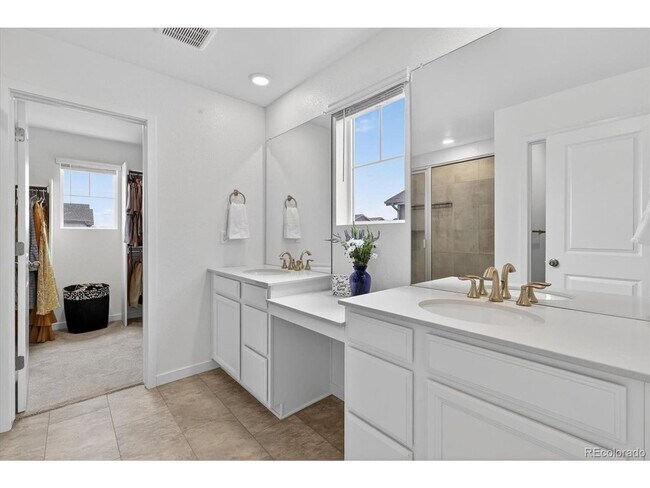 Building Photo - Spacious & Bright, Multi-Level 3BR 3BA in Commerce City w/ Private Yard!