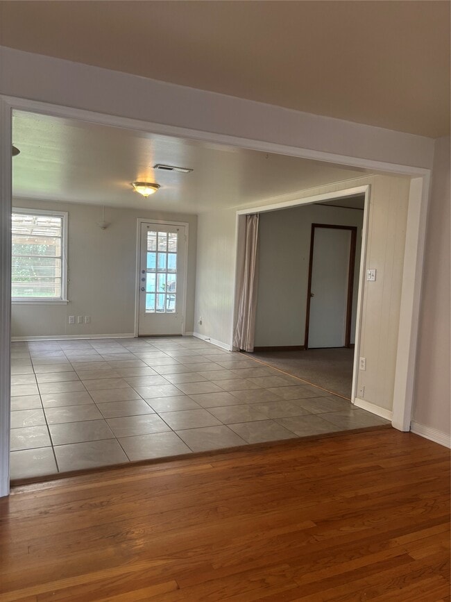 Building Photo - 4713 Saxon St
