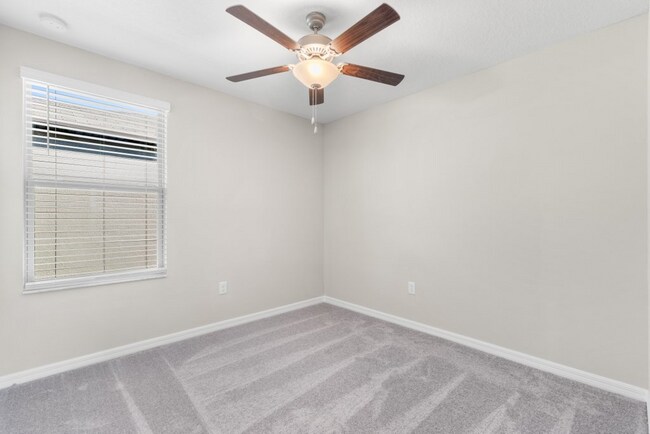 Building Photo - "Spacious 5-Bedroom Retreat in Apollo Beach - Modern Living with 2.5 Baths on White Chicory Dr!"