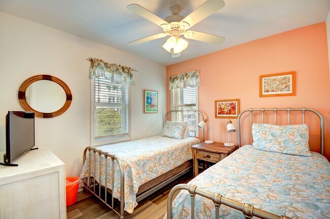 Building Photo - OCEAN FRONT *Off Season Rental* Fully Furn...