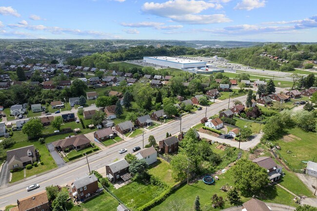 Building Photo - Charming 2 bedroom home in Versailles available August 1!