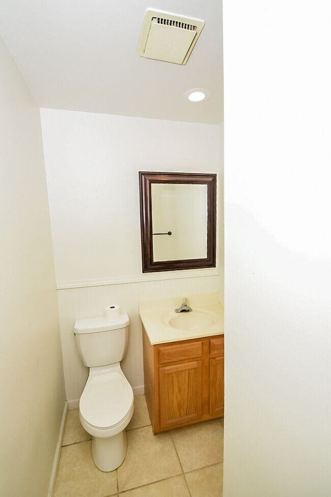 Building Photo - 2225 Yorktowne Dr
