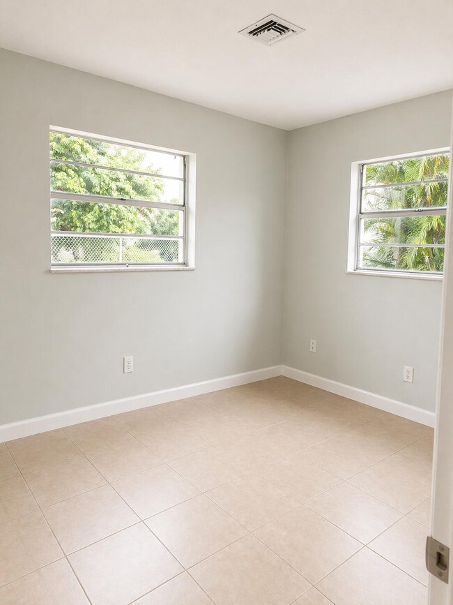 Building Photo - 4317 Cocoanut Rd