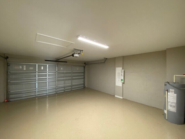 Building Photo - Desirable SE Ocala Neighborhood 3/2/2 *WON'T LAST*