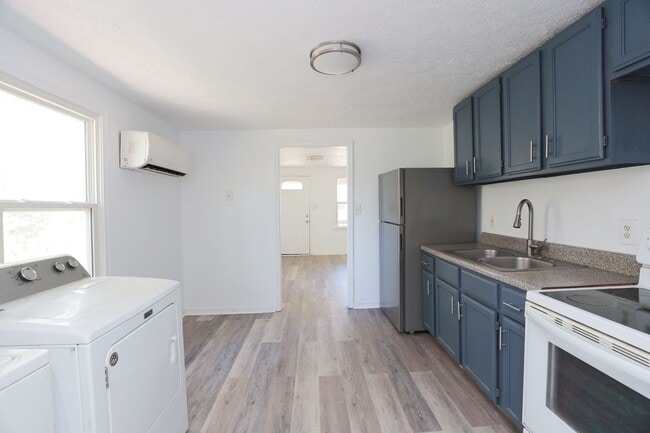 Building Photo - *MOVE IN SPECIAL*-Charming & Fully Updated...