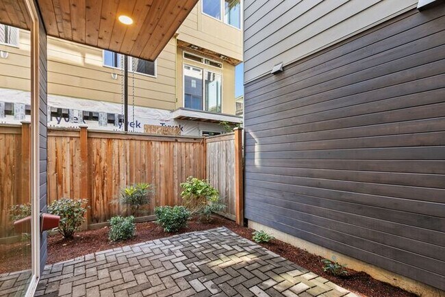 Building Photo - Stunning Othello Park Designer Townhome wi...