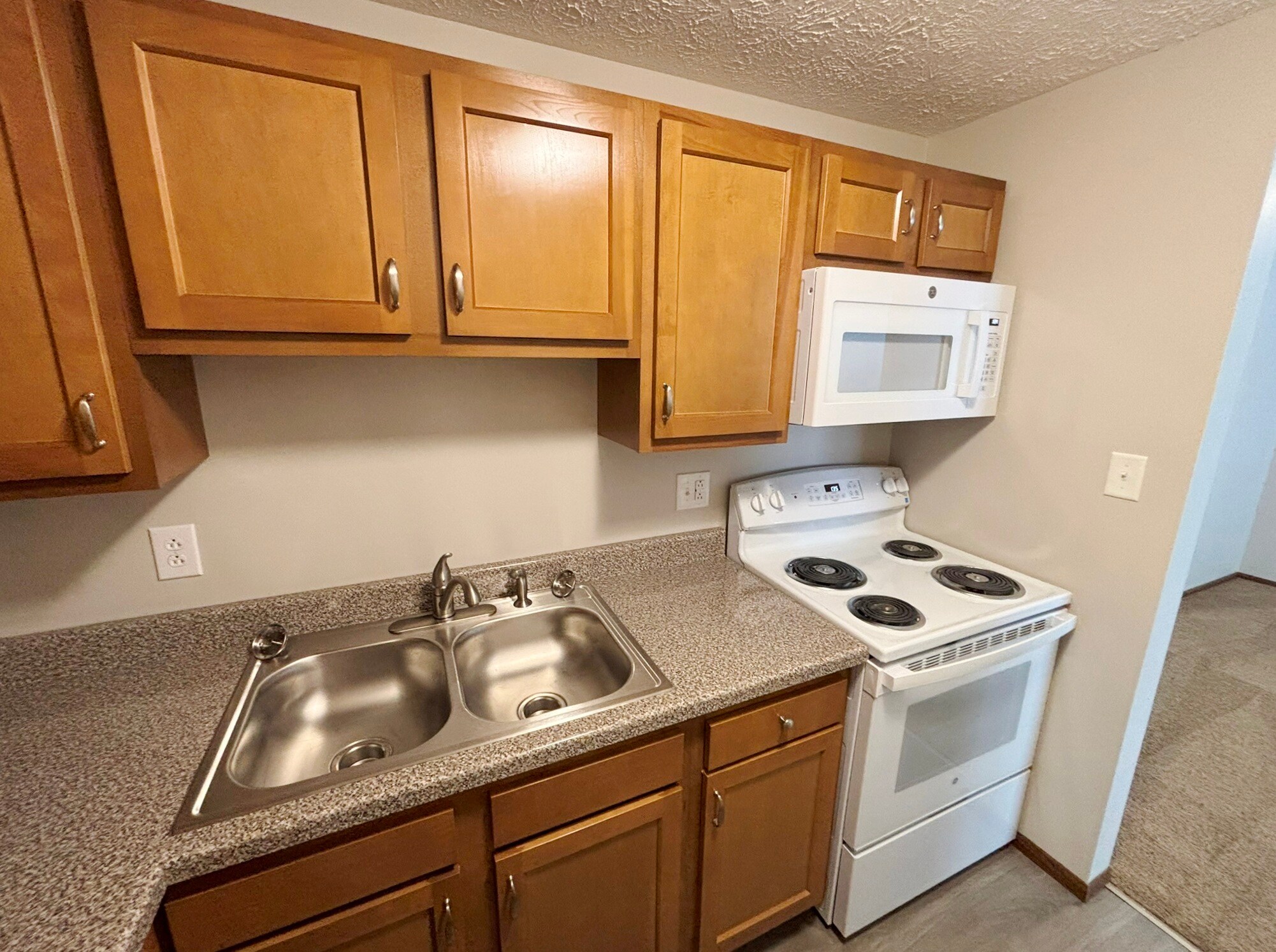 Building Photo - 225 Hillview Ln