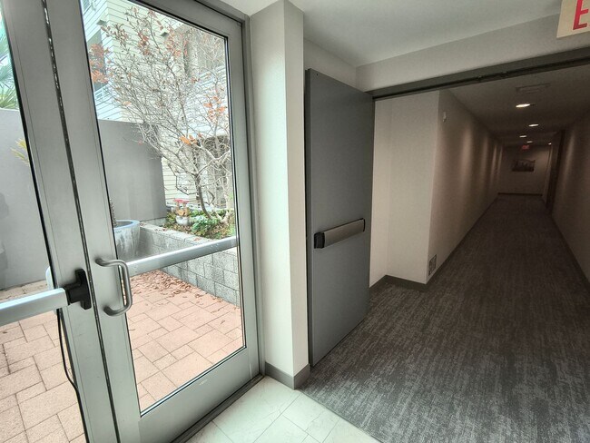 Building Photo - $500 MOVE IN SPECIAL!!! LUXURY 2 BEDROOM CONDO IN DOWNTOWN WALNUT CREEK, CA!