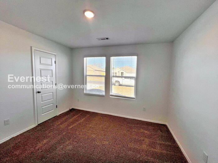 Building Photo - 104 E Sunbelt Ct