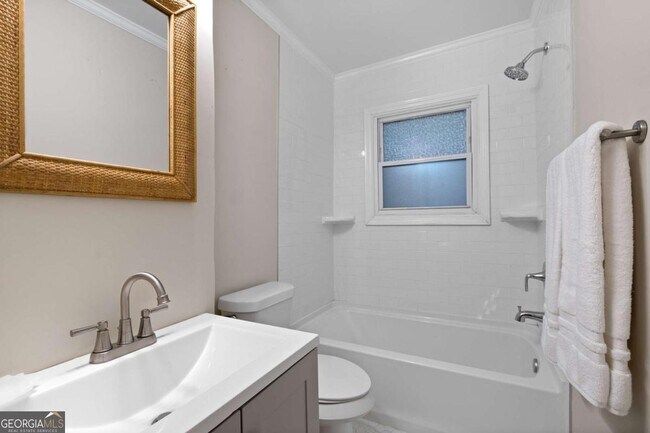Building Photo - 557 Glenwood Pl SE