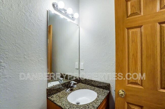 Building Photo - 1103 N Byrne Rd