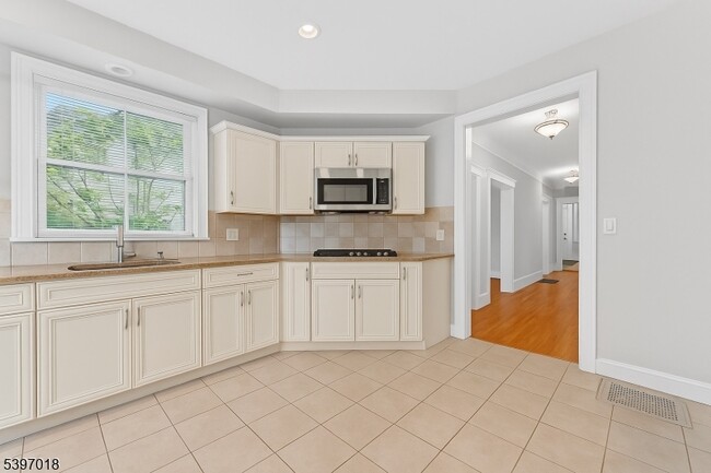 Building Photo - 94 Midland Ave