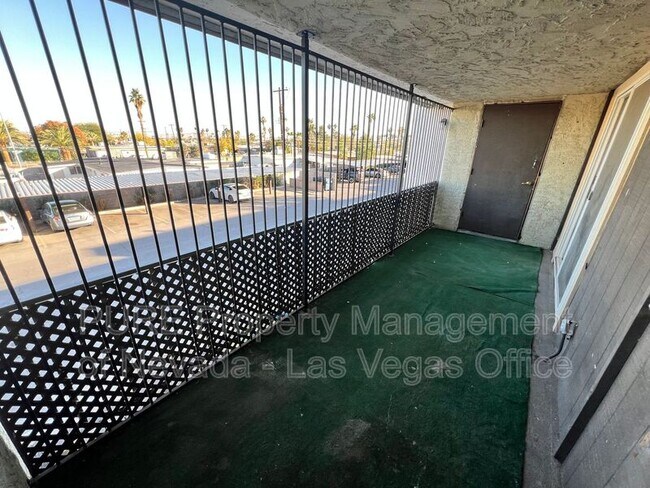 Building Photo - 1405 E Vegas Valley Dr