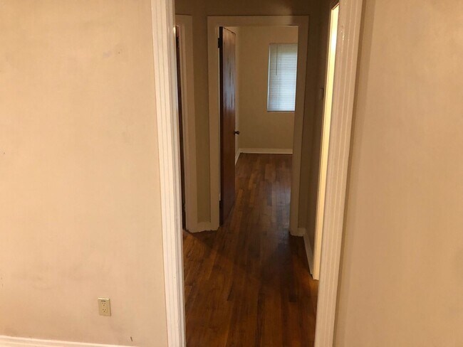 Building Photo - Great 2 BR 1 BA w/ Stack Washer/Dryer
