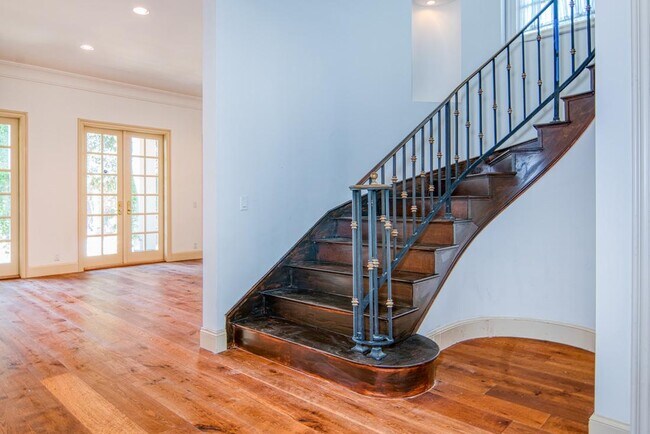 Building Photo - 321 S Palm Dr