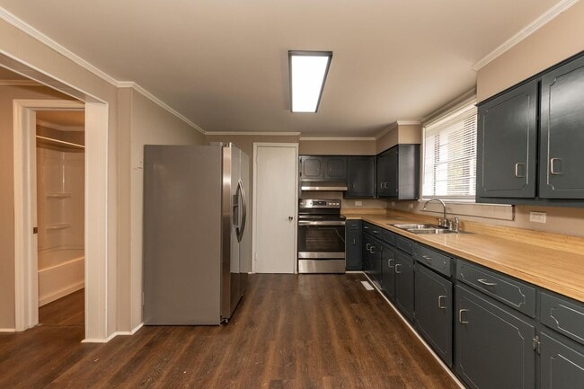 Building Photo - Three Bedroom Single Family Home!