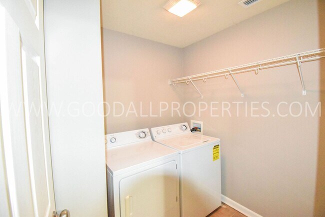 Building Photo - 3 Bedroom 2 Bath Townhome end unit in Glenn Village!!!