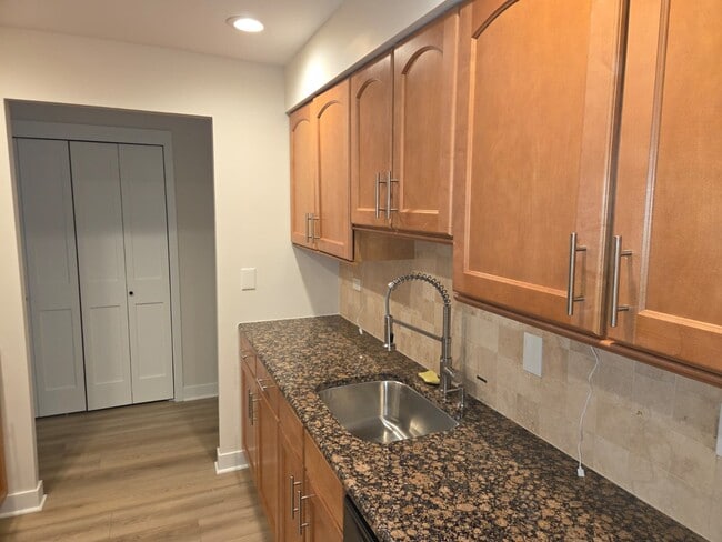 Building Photo - 400 Thames Pkwy