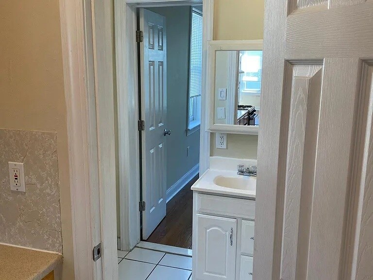 Bathroom - 1711 Mifflin St