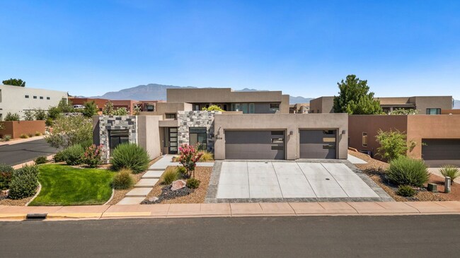 Building Photo - Luxurous 4 Bedroom Golf Course Home