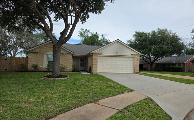Building Photo - East Heatherock Circle, Sugar Land, TX 77479 - 3 BR 2 BA single-family home