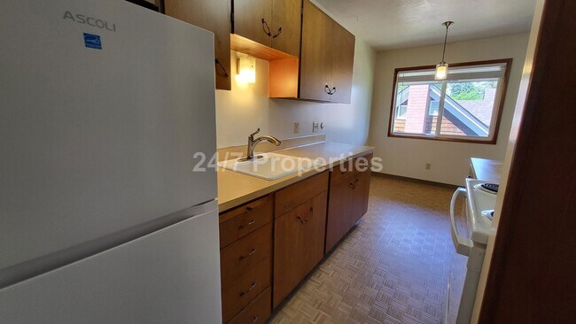 Building Photo - Beautiful 1 BD | 1 BA Apartment with a View - Near OHSU Campus!
