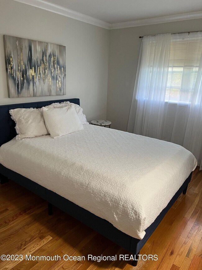 Building Photo - 304 4th Ave