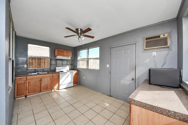 Building Photo - 1631 Mustang Crossing