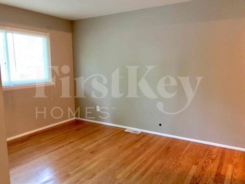 Building Photo - 910 Claver Ln