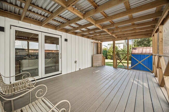 Building Photo - 515 E 9th St