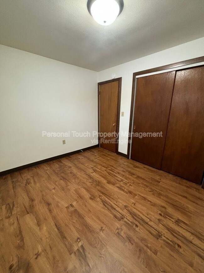 Building Photo - 132 6th Ave N